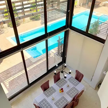 בית נופש 3 Bedroom Holiday Dream House בורוקליני